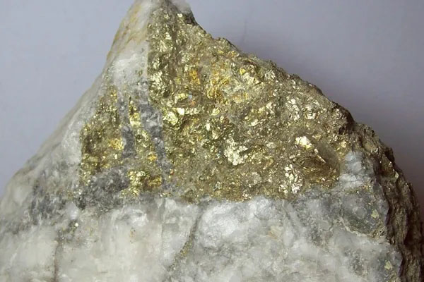 这种最像黄金的矿石看起来很漂亮，常被人误认成是金矿石